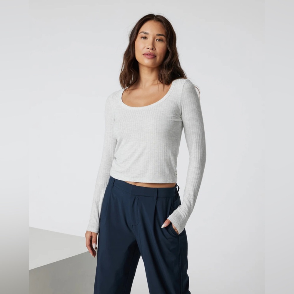 NWT Vuori Long Sleeve Plie Top - Light Heather Gray